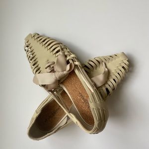 Kelsi Dagger huarache flats only worn once